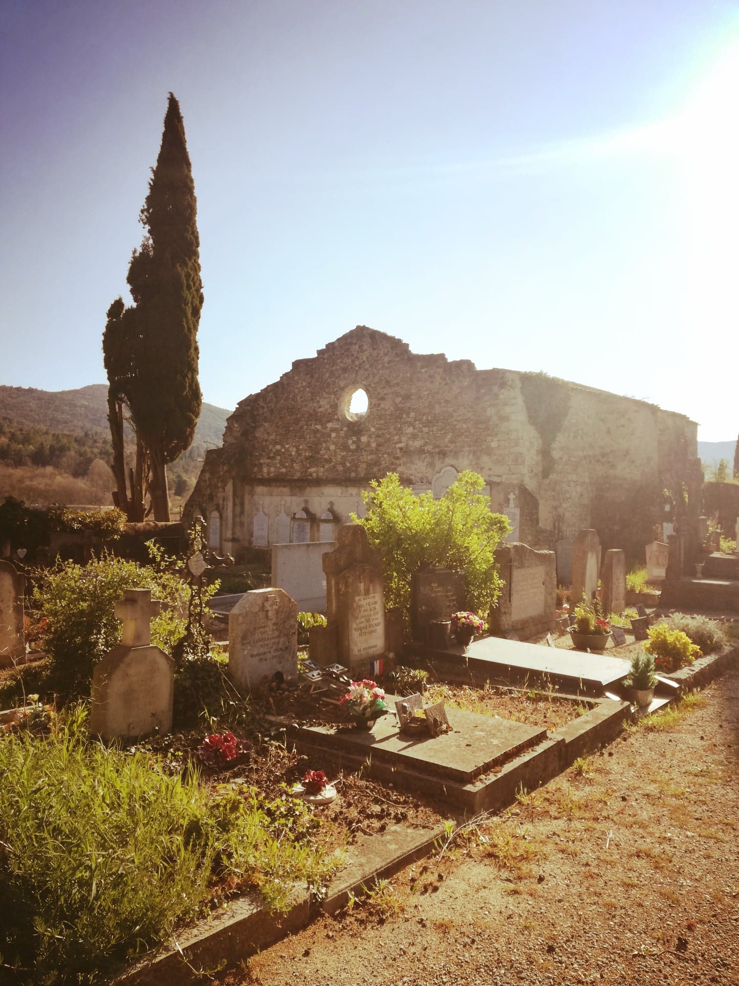 Cimetière de Dieulefit avec léglise Notre-Dame-de-la-Cale