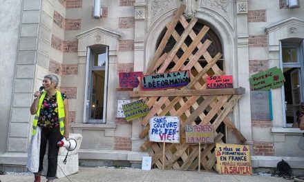 Les céramistes demandent à la région de réparer les pots cassés