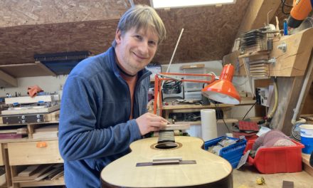 Hugo Cuvilliez, un luthier de guitare pas si classique