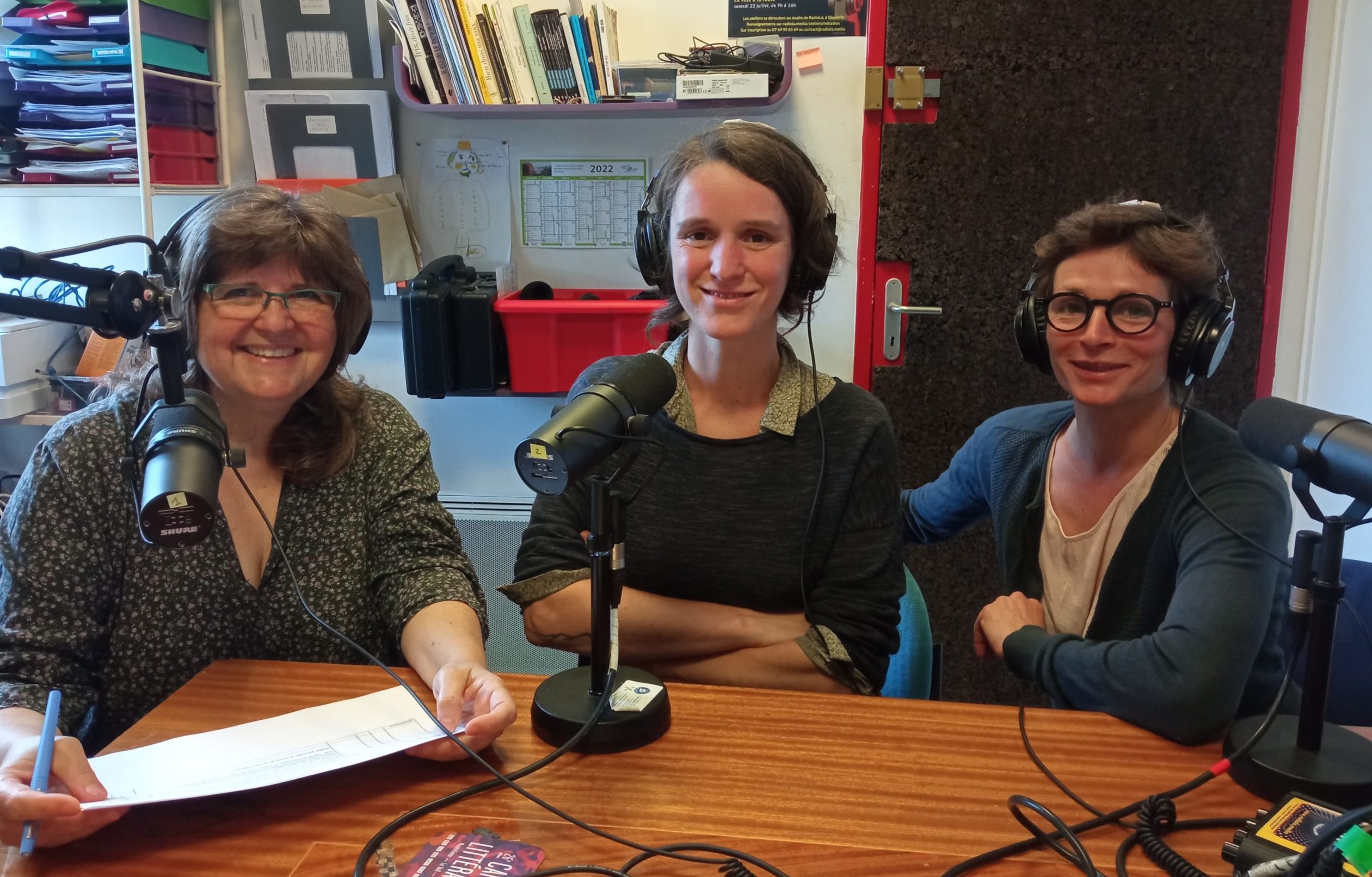 Caroline, présidente de RadioLà, avec Fleur et Noémie du bar restaurant bourdelois le P'tit Roubion.