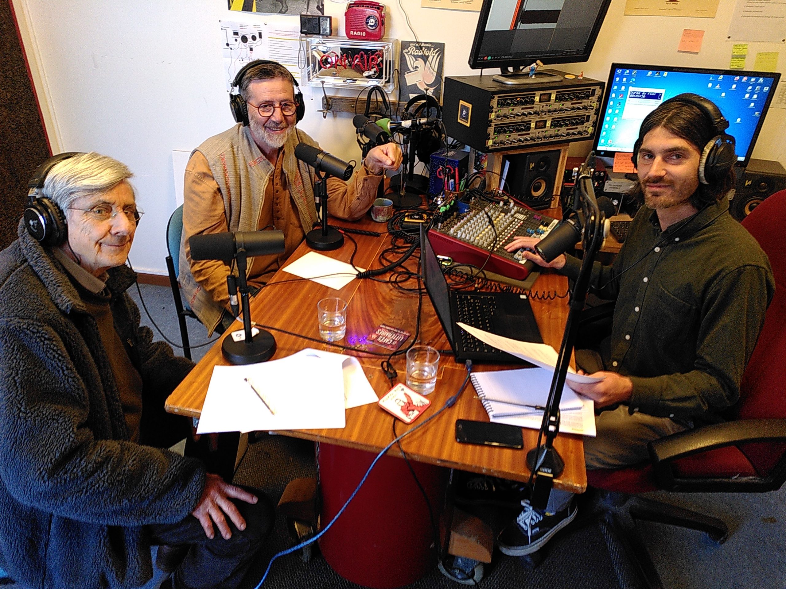 Jean-Pierre Bénard et Christian Delebarre des Centrales villageoises de la Lance, avec Marin du Couëdic, animateur journaliste à RadioLà.