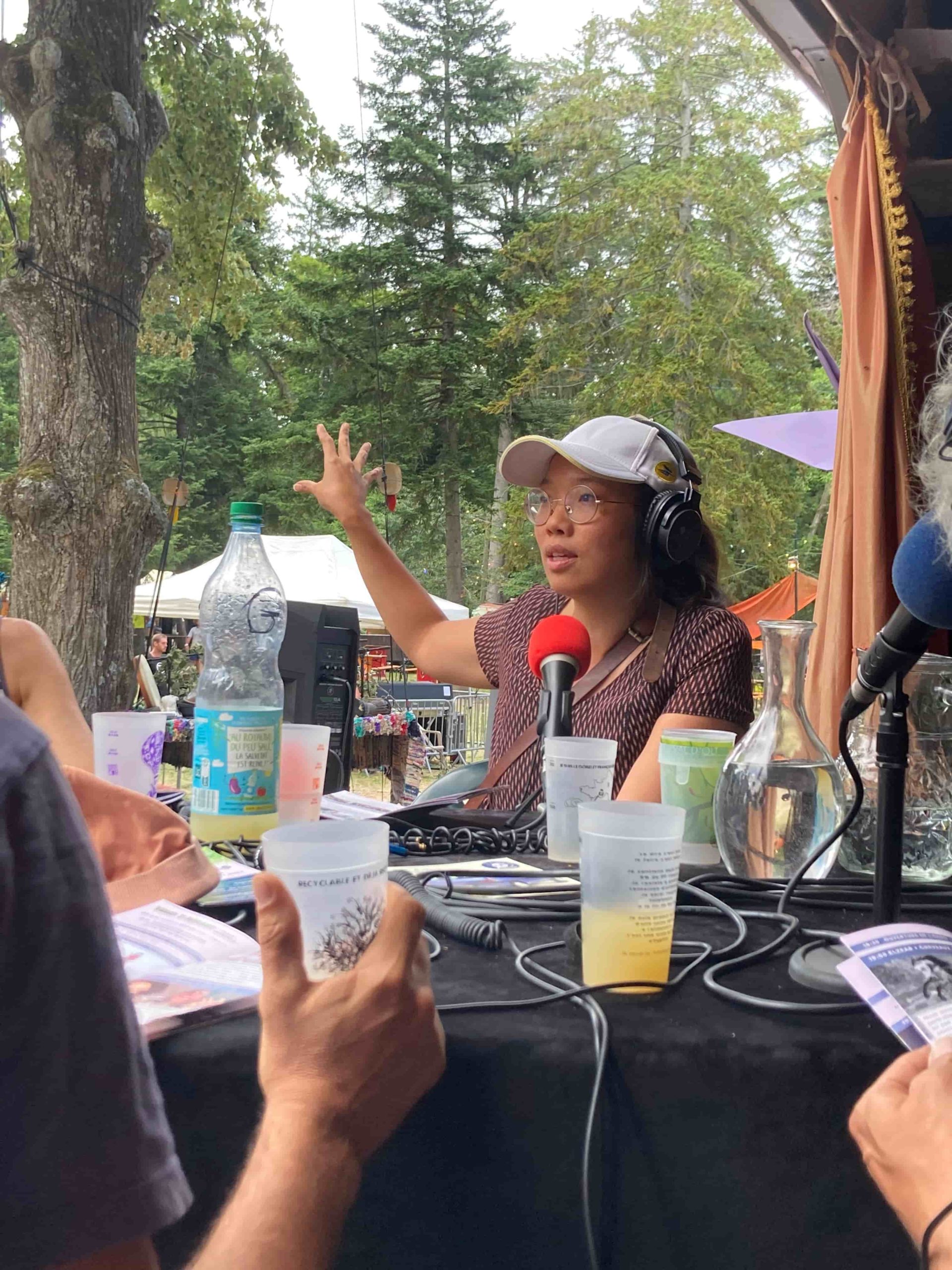 Cindy Lô, la scénographe de cette édition de la Bizz'art, est sur le plateau radio de la roulotte-scène