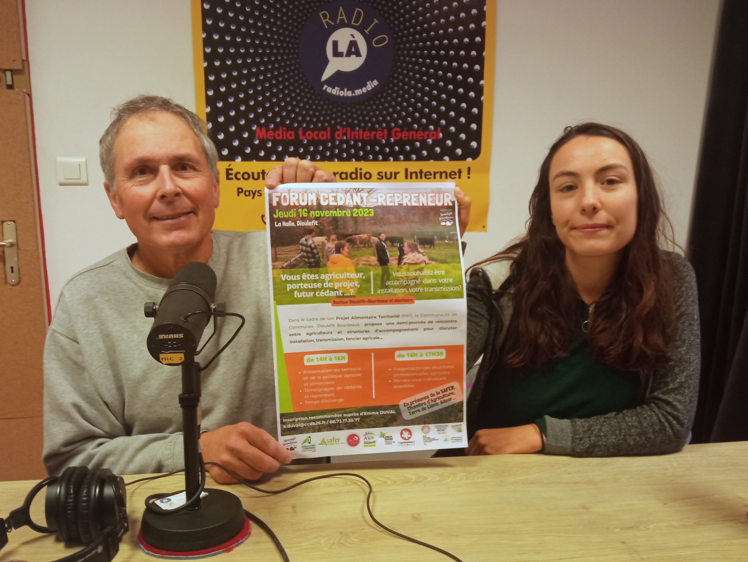 Edmond Tardieu, agriculteur à Vesc, et Emma Duval, chargé de mission foncier agricole à la CCDB.