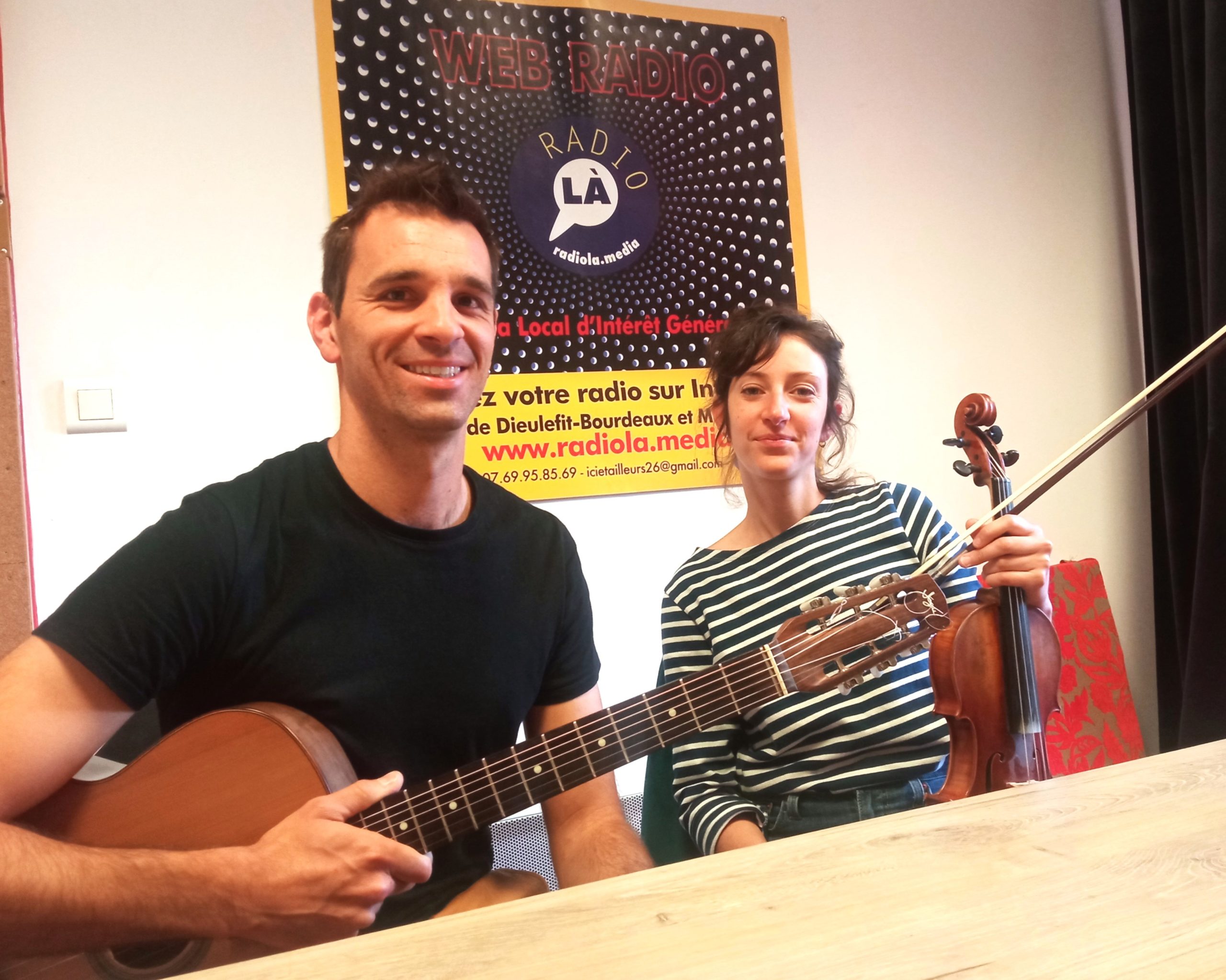 Maxime Tritschberger et Lucie Girard dans le studio de RadioLà.