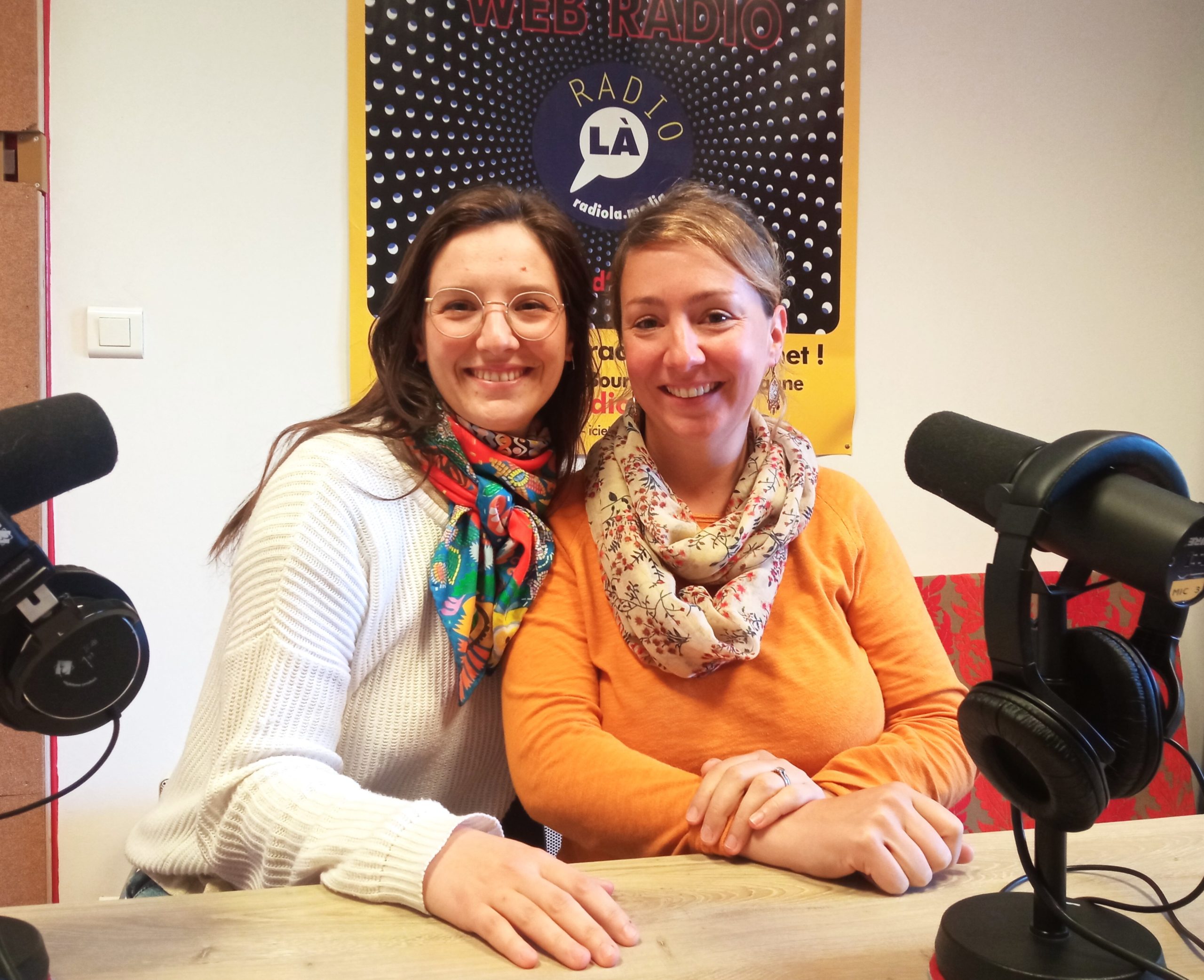 Wallis Sauvée et Margaux Sayer dans le studio de RadioLà.