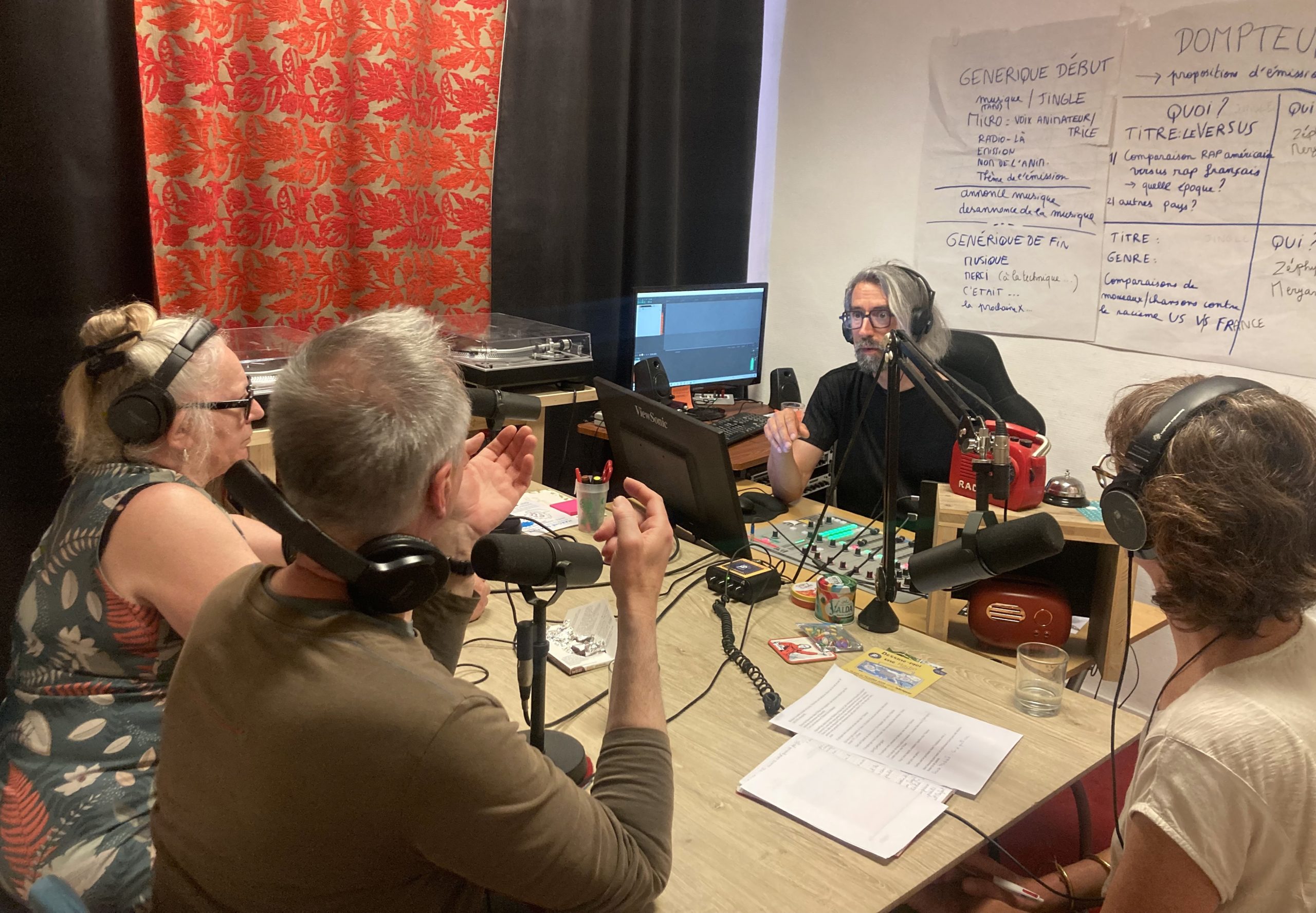 Préparation de l'émission au studio de RadioLà.