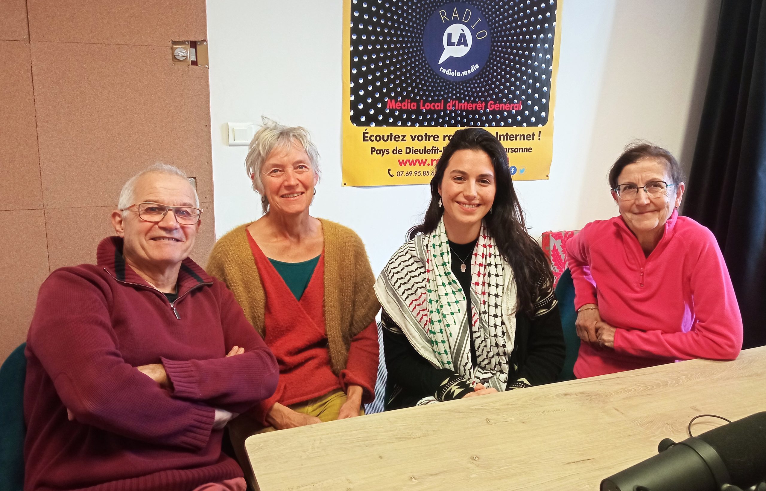Daniel, Lydia, Nadia et Ceta de l'association Amis de la Palestine du Jabron au Jourdain.
