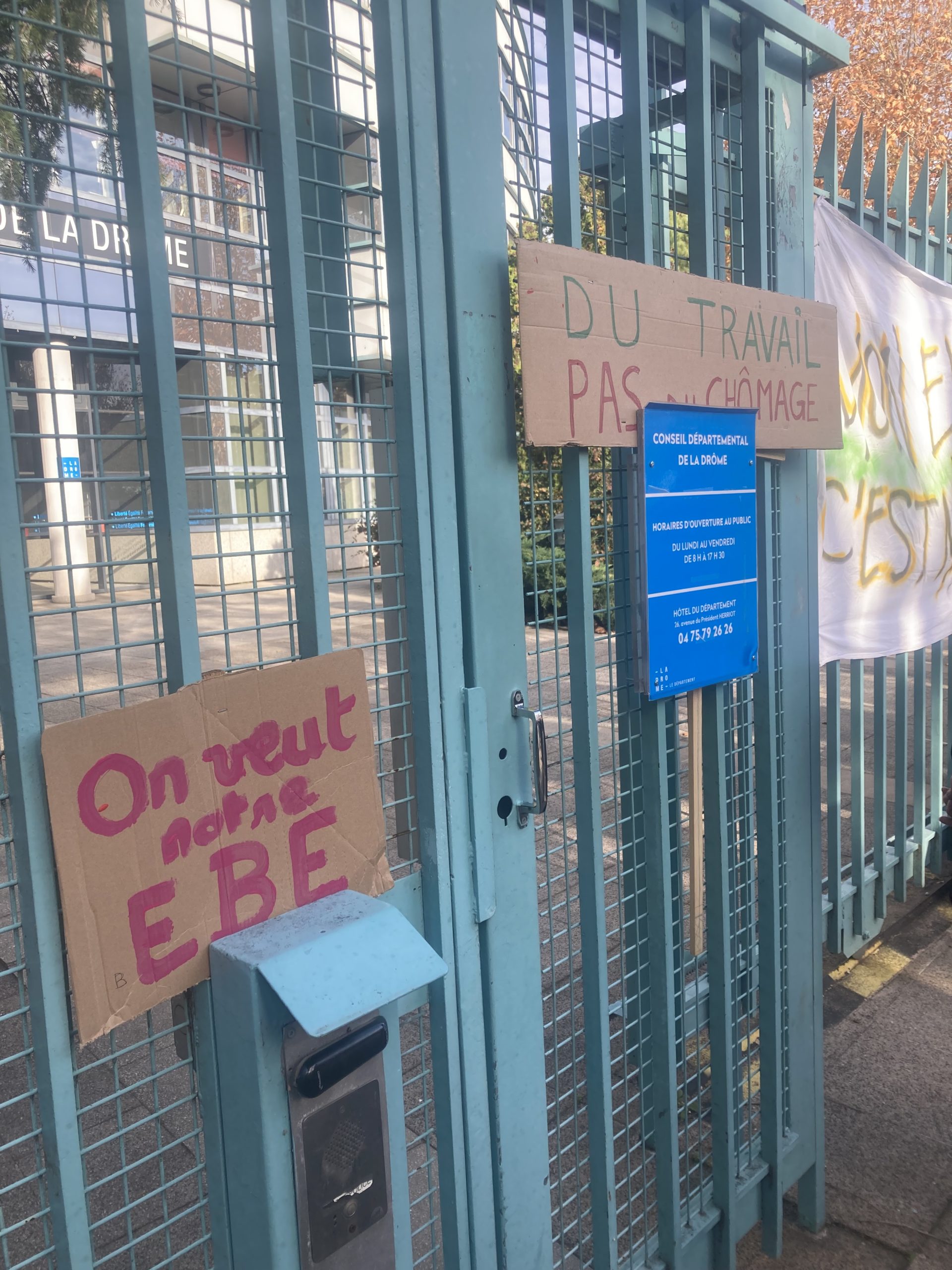 Reportage à la manifestation pour sauver le projet "Territoire Zéro Chômeur Dieulefit-Bourdeaux" à Valence, le 2 décembre 2024.