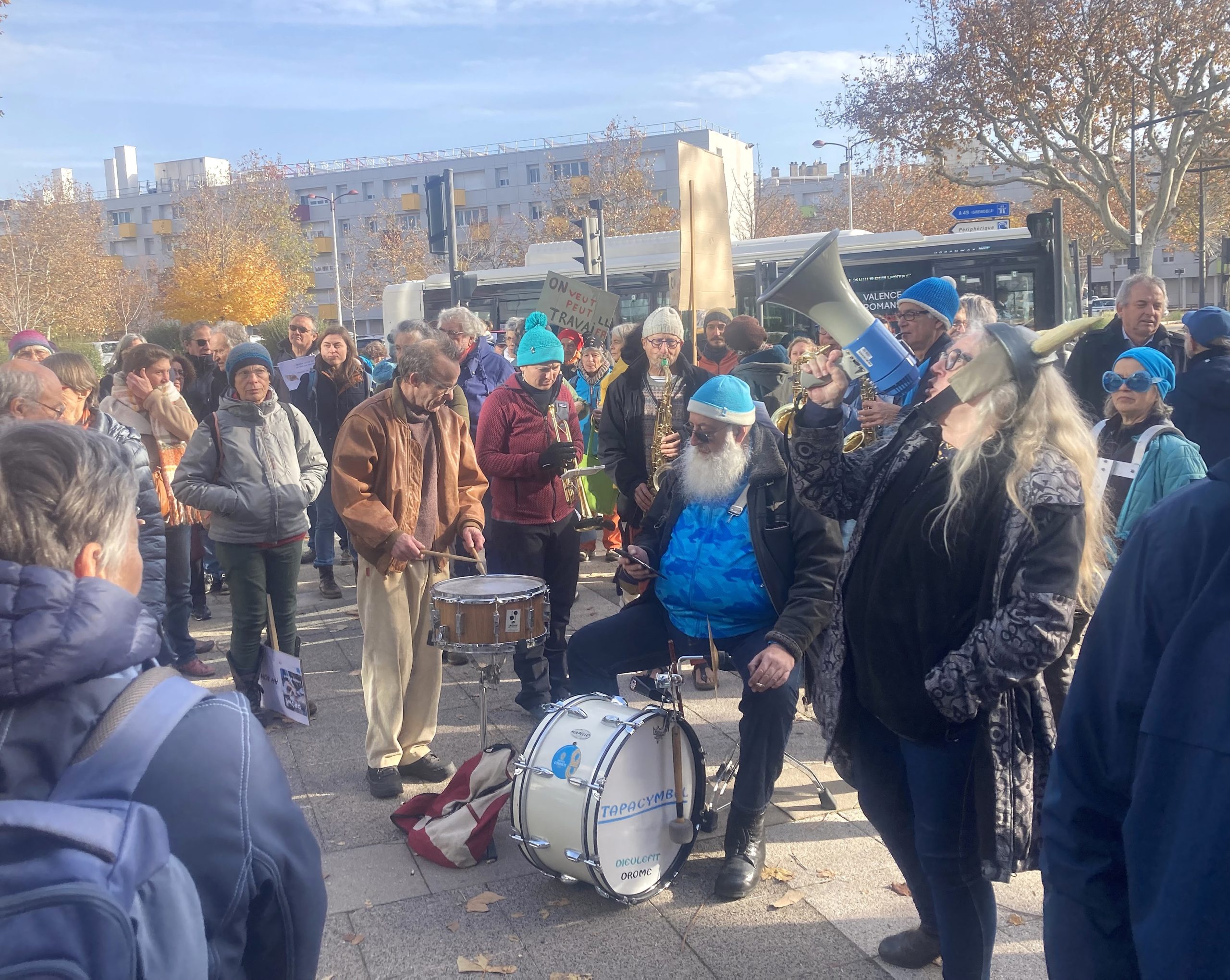 Reportage à la manifestation pour sauver le projet "Territoire Zéro Chômeur Dieulefit-Bourdeaux" à Valence, le 2 décembre 2024.