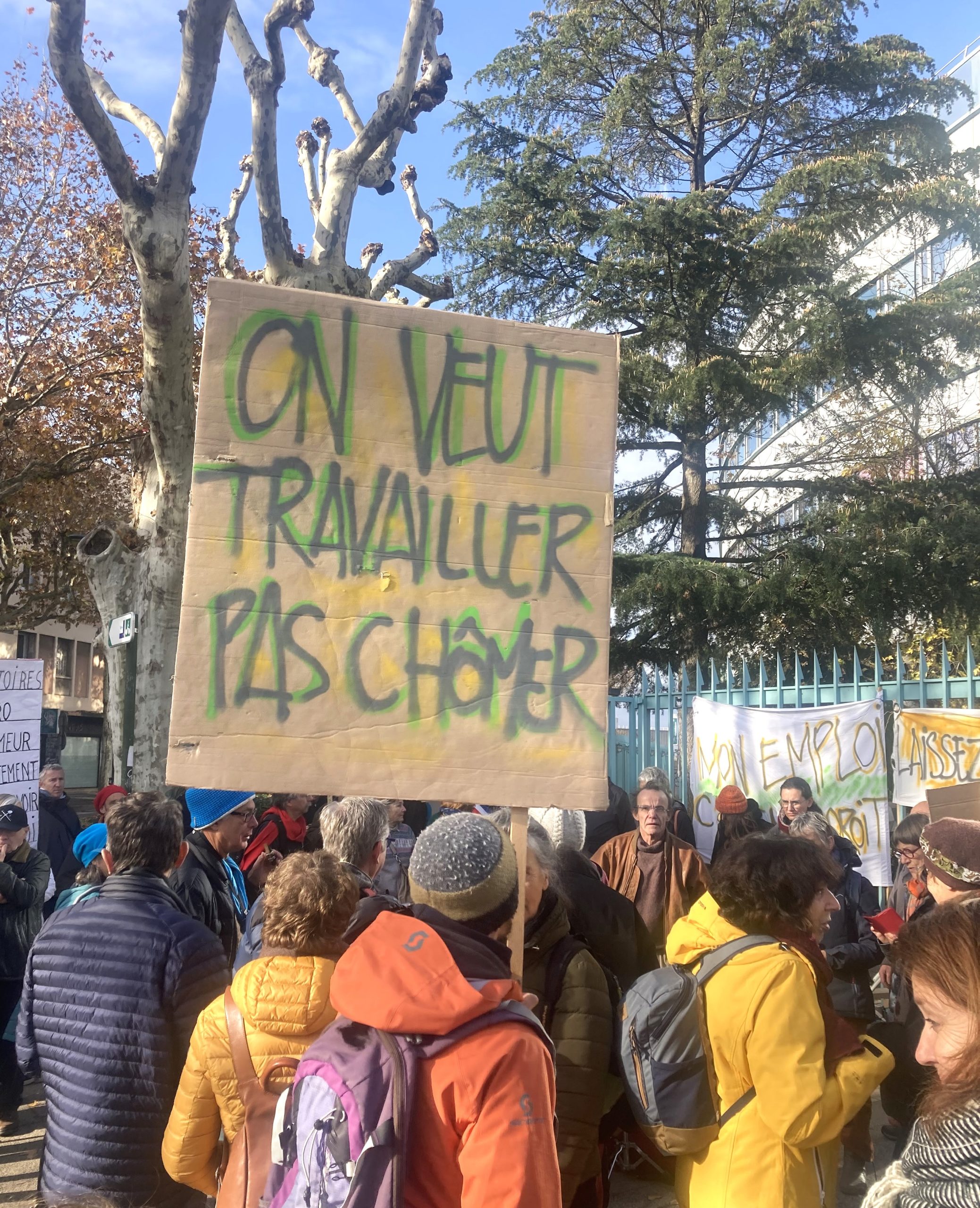 Reportage à la manifestation pour sauver le projet "Territoire Zéro Chômeur Dieulefit-Bourdeaux" à Valence, le 2 décembre 2024.
