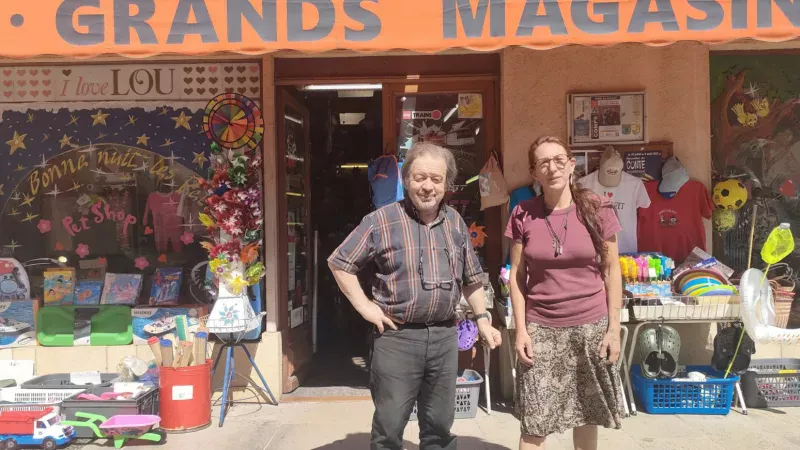 Claude Delclaux et Vanessa Huguenin devant les Grands magasins.