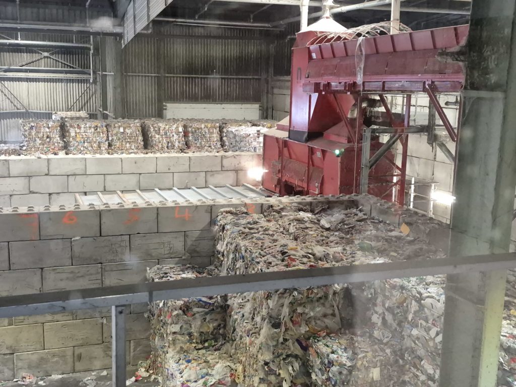 Les bales de déchets triés pretes à repartir de l'usine.