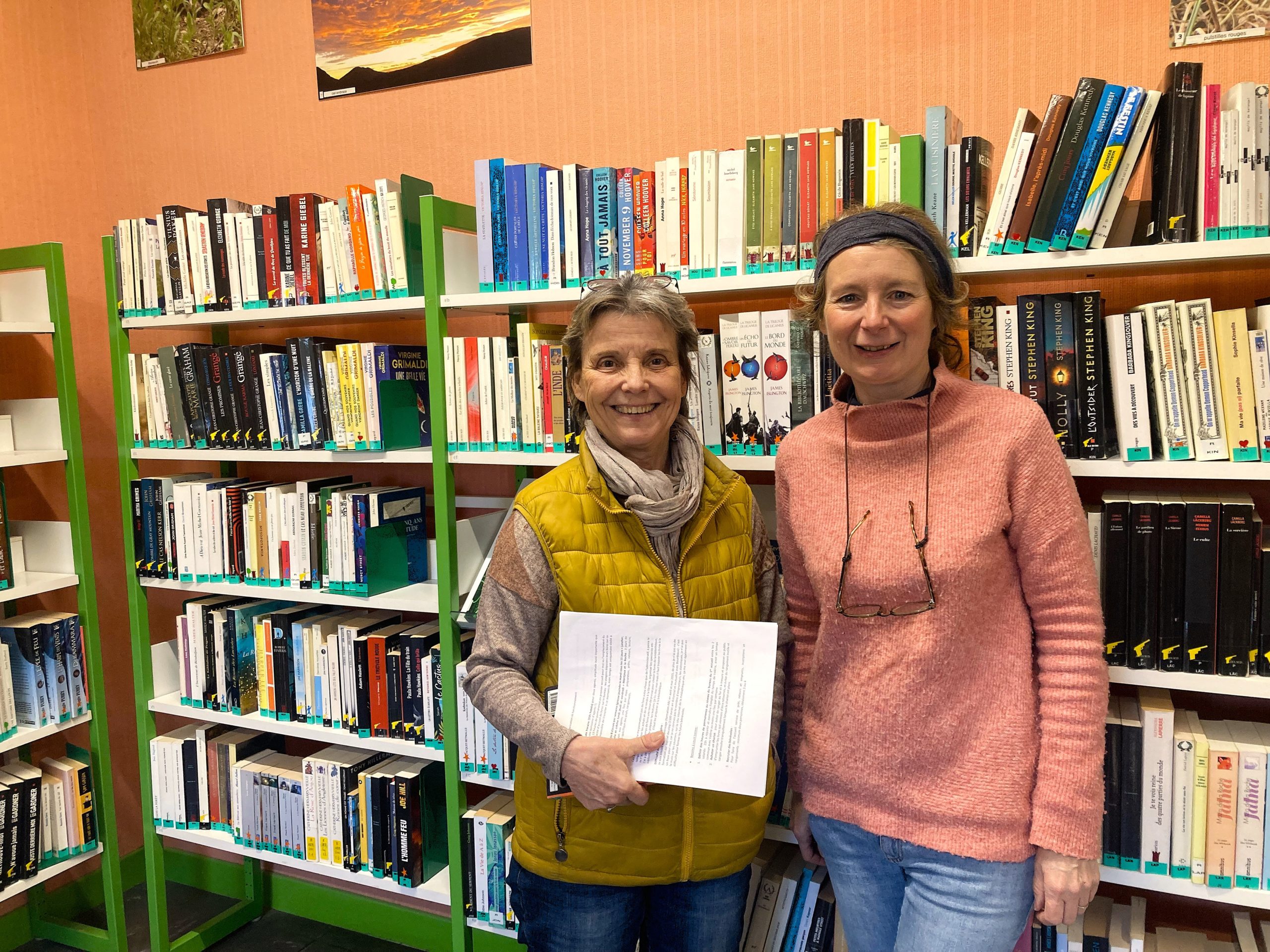 Geneviève Morenas et Sandra Gresse à la médiathèque de Dieulefit.