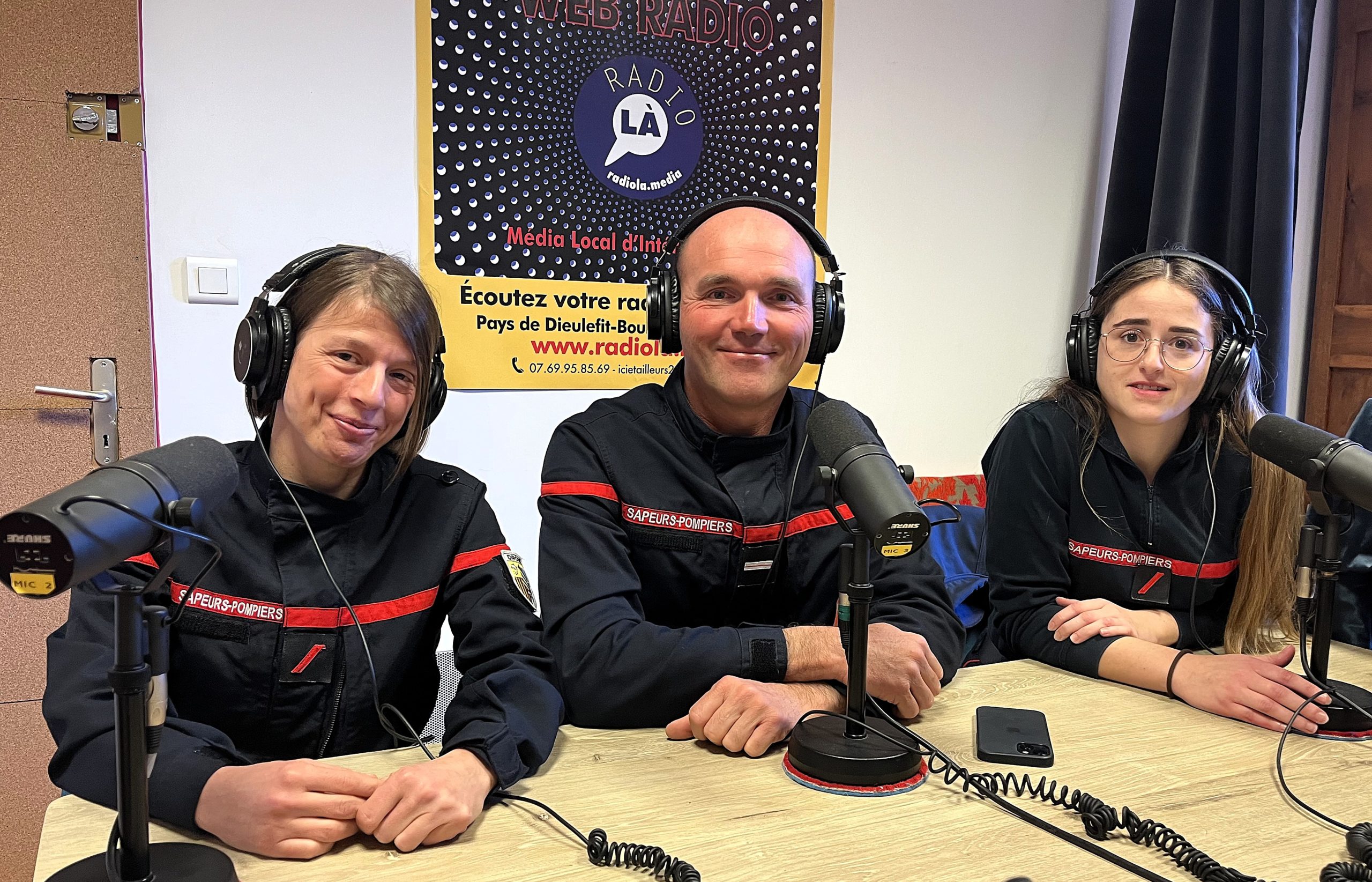 Myriam, Franck et Pauline, pompiers volontaires à la caserne de Dieulefit.