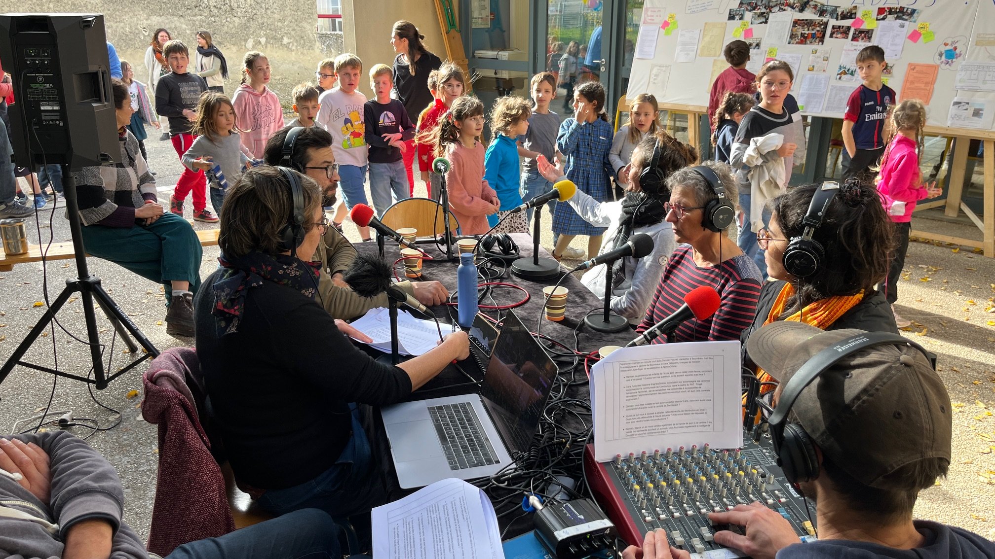 La cantine de Bourdeaux fête ses 50 ans_les petits arrivent à la cantine_