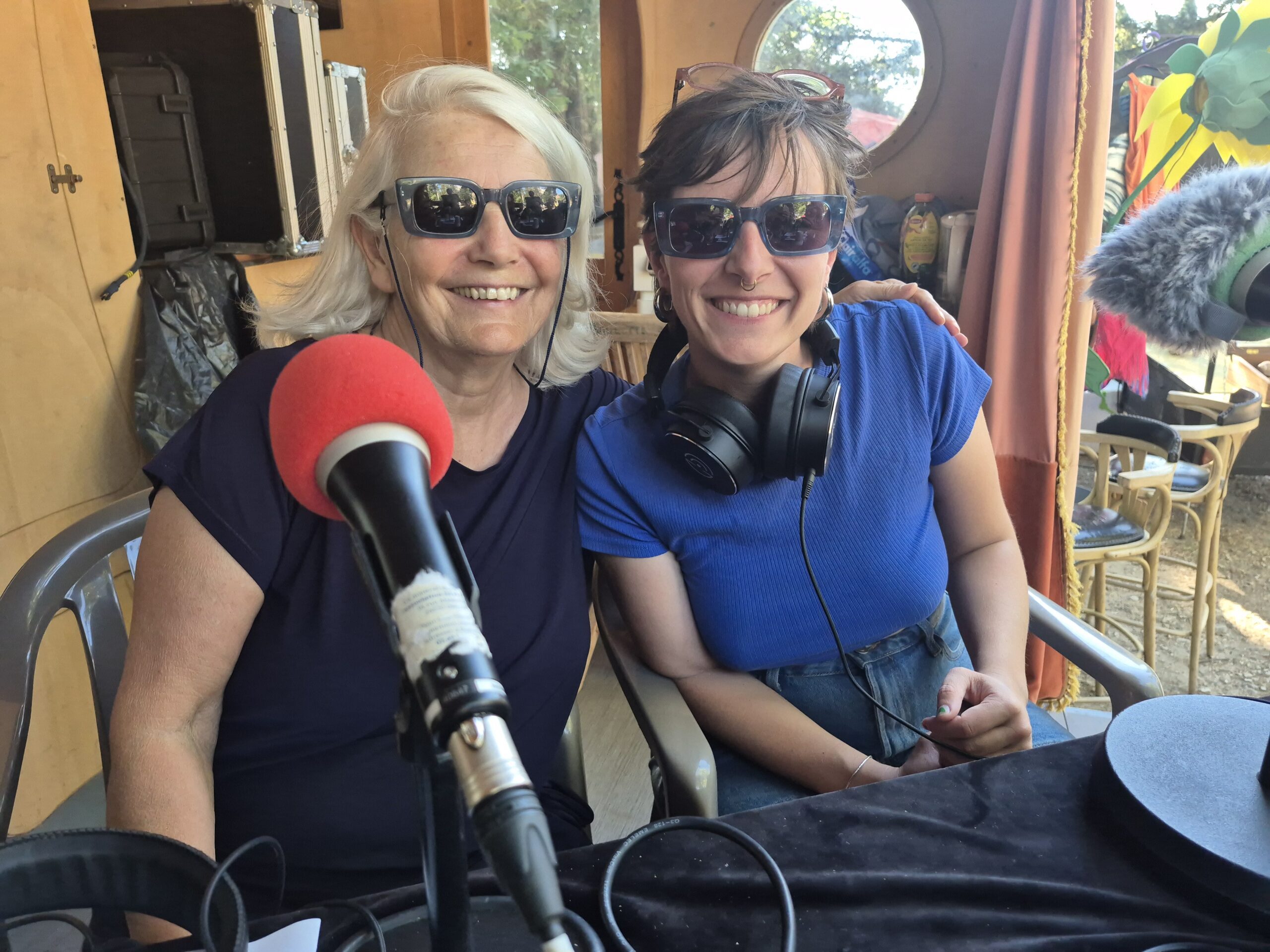 Marie-Hélène Izarn, membre du bureau de Bizzart Nomade, et Louise Ména, chargée de production du festival et responsable des bénévoles Radio Bizz'Art du vendredi 3 juillet 2026 — Marie-Hélène Izarn, membre du bureau de Bizzart Nomade, et Louise Ména, chargée de production du festival et responsable des bénévoles