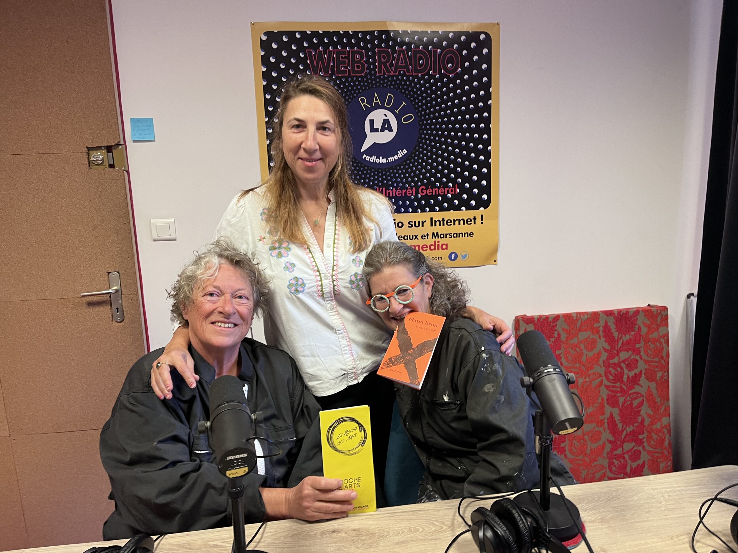 Anna Puig, Corinne Olejnikow et Peggy Duscha dans le studio de RadioLà, pour une rencontre autour de La Roche des Arts et une lecture à deux voix de « Matin brun ».